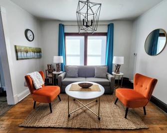 Beth's Place III-Downtown Potsdam-You'll Love It! - Potsdam - Living room