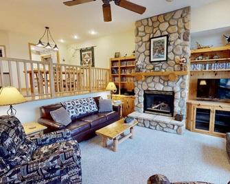 Superior Sanctuary on Lake Superior. Just 6 mi from Lutsen Mountain ski resort! - Tofte - Living room