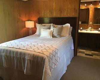 Kayaks, Fishing, Waterfront cabin w/ private dock - Sneads Ferry - Bedroom