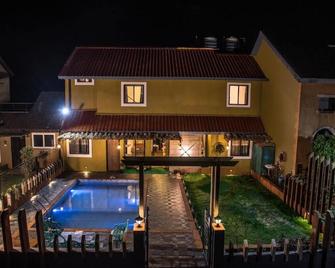 Stone shelter - Panchgani - Building