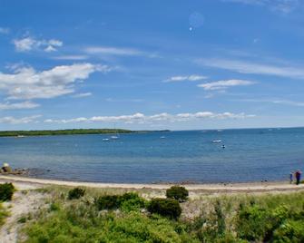 Oceanfront on Buzzards Bay - Fairhaven - Strand
