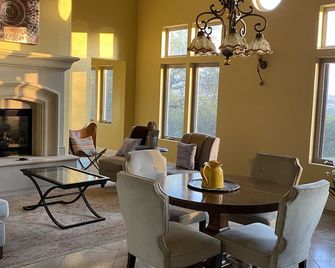 Stay surrounded by Fitch Mountain Park and Open Space Preserve. - Healdsburg - Comedor