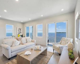 Chic Ocean Hideaway with Grill - Key Largo - Olohuone