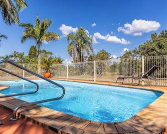 Benaraby Hilltop Motorinn - Gladstone - Uima-allas