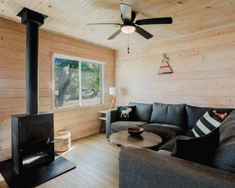 Georgian Bay Rockwood 3-bdrm Waterfront Cottage #2 - Nobel - Sala de estar