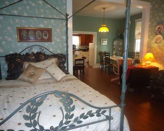 This Beautiful Colonial Farmhouse Is One Mile From Historic Fayetteville - Fayetteville - Bedroom