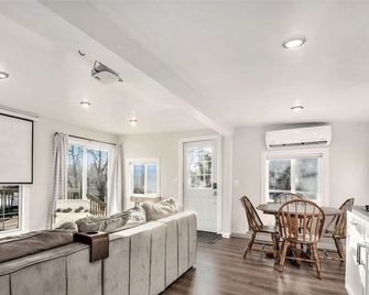 River’s Edge Retreat Cozy Waterfront Getaway - Waterfront for your city stay! - Grand Rapids - Living room