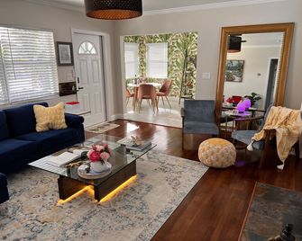Stylish - Minutes From Beach, Bars & Eateries - West Palm Beach - Living room