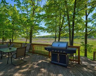 Relaxing Getaway with that UP North Feel! - Beaverton - Patio