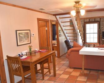 Remote Hill Country Home at Guadalupe River Headwaters, Priv. Lake, Pet Friendly - Hunt - Dining room