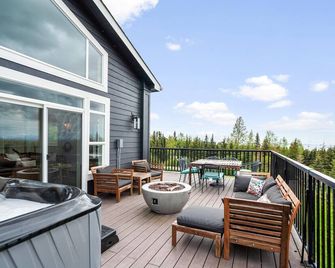 Golden View House · Spacious Mountain Retreat- Hot Tub, Beautiful View - Anchorage - Balcón