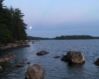 Rocky Haven: Tranquil Lakeside Cottage Near Acadia - Orland - Playa
