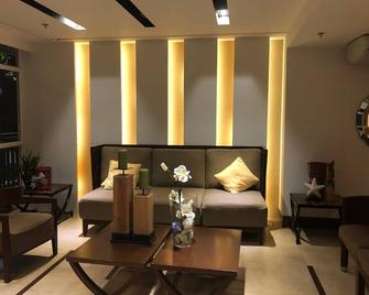 Boracay Condo Unit Fully Furnished 3F - Boracay - Living room