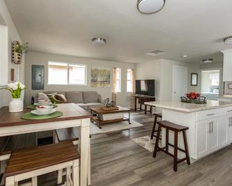 Mary's Villa- Beautiful, Sparking Clean, Quiet! - Snohomish - Living room