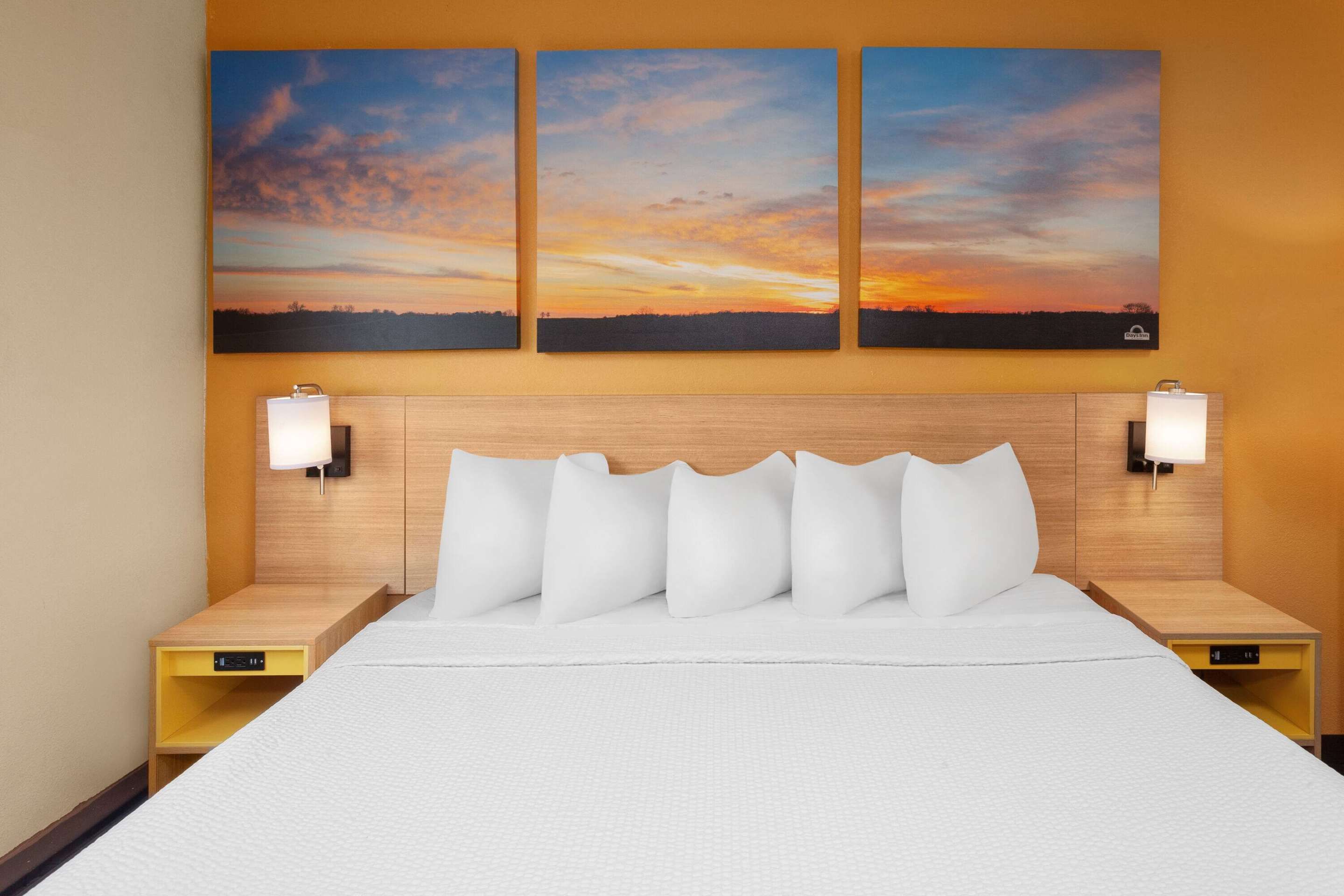 Bedroom view of Days Inn by Wyndham Rockford I-90 Casino District