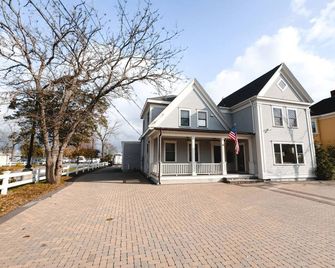 Water Access 5-Bed 2-Bath Retreat - Barnstable - Building