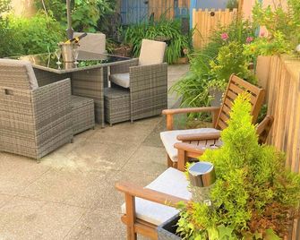 The Briars - פיינטון - פטיו