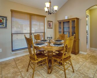 Pleasanton Vacation Rental w/ Private Yard! - Pleasanton - Eetruimte