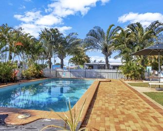 Big4 Cane Village Holiday Park - בונדברג - בריכה