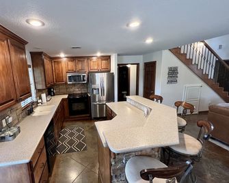 Charming EdgeWater Escape, private pool near Arbuckle Lake - Sulphur - Cocina