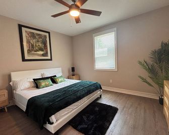 Historic Ybor City 3BR Home - Walk to 7th Ave - Near Downtown Tampa - Tampa - Sovrum