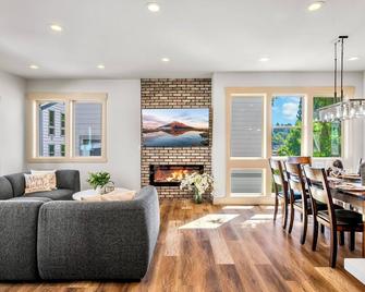 Modern 4-Bed 3.5 Bath Family Retreat Near Golf Course - Seattle