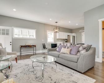 Pet-Friendly Minneapolis Home about 6 Mi to Dtwn! - 明尼阿波利斯 - 客廳