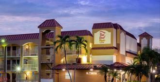 Red Roof Inn Plus+ & Suites Naples Downtown-5th Ave S - Naples - Gebäude