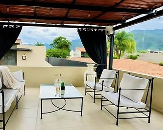 Modern Central 1 Bedroom Guesthouse -Bikes - Huge Patio - Gym - Pickleball Court - Chapala - Balkon