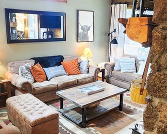 3 Min To Sharc With 8 Passes! Private Hot Tub, Quite Cul-De-Sac W/ Ps4 & Bbq - Sunriver - Living room