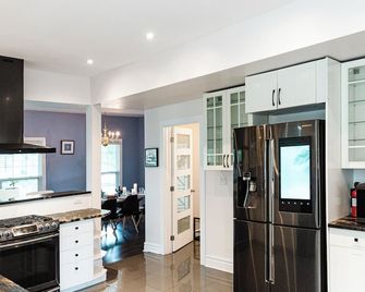 Luxurious Lakeview Oasis in the Heart of Hamilton With Large Backyard - Hamilton - Cocina