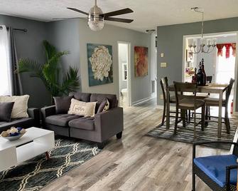 Relax Townhouse - Fort Bragg - Living room