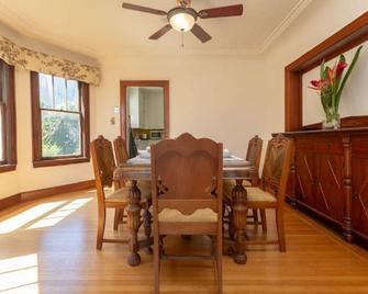 St. Mary's Park, Bernal Heights spacious two bedroom house - San Francisco - Dining room