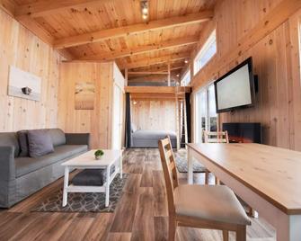Chalet arrière intime - Gaspé - Living room