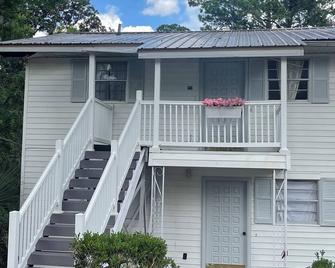 Cute 2-bedroom apartment in enchanting Lake City - Lake City - Building