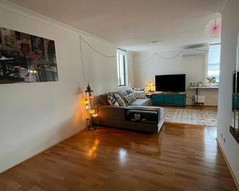 Spacious Retro-style Apartment With City Skyline Views - Bondi Junction - Living room