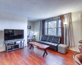 Cozy Easton Condo Near Historic Downtown - Easton - Living room