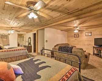 Cozy Noras Hideaway - Charming, Quiet Log Cabin - Duck Creek Village - Living room