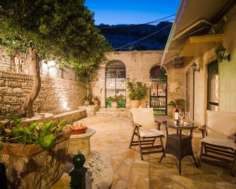 Durrells Iconic Srteet, Stunning Home With Garden Next To New Fortress Corfu - Korfu - Innenhof