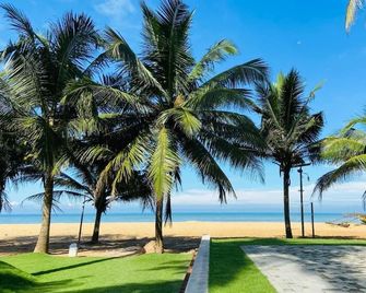 Golden Star Beach Hotel - Negombo - Strand