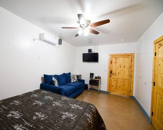 Carmen's Marfa Hotel/Elia's 2 Queen Beds En-Suite - Marfa - Camera da letto