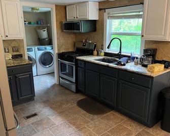 Charming 3bedroom house with AC, WiFi, fenced backyard in Wonderful Watkins Glen - Watkins Glen - Kitchen