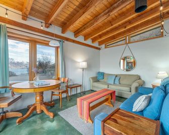 Deep Water Cabin - Secluded Getaway - Chelan - Living room