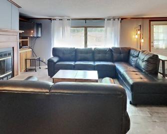 Island Club #71 - Put-in-Bay - Living room