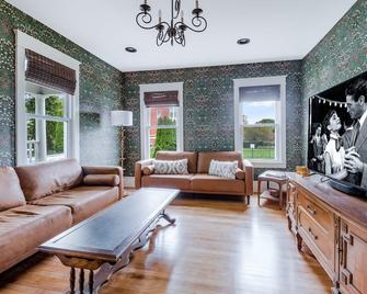 Historic Three Bedroom Townhouse -- Downtown Mystic - Mystic - Living room
