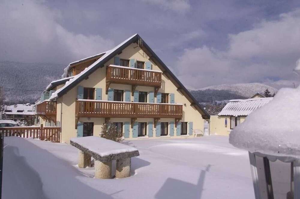 Hôtel Restaurant Les Tilleuls et son espace détente thumbnail 2