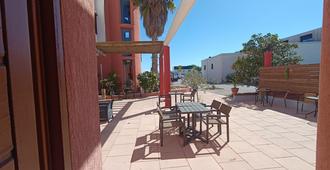 Hôtel L'Hacienda - Châteauneuf-les-Martigues - Patio