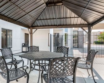 Comfort Inn Kansas City Midtown - Kansas City - Patio
