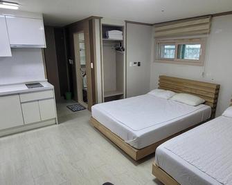 Seogwipo Seohyun Hotel - Thành phố Seogwipo - Phòng ngủ