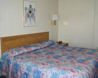 Budget Inn / 1 Queen Bed Non Smoking - Fairmont - Bedroom
